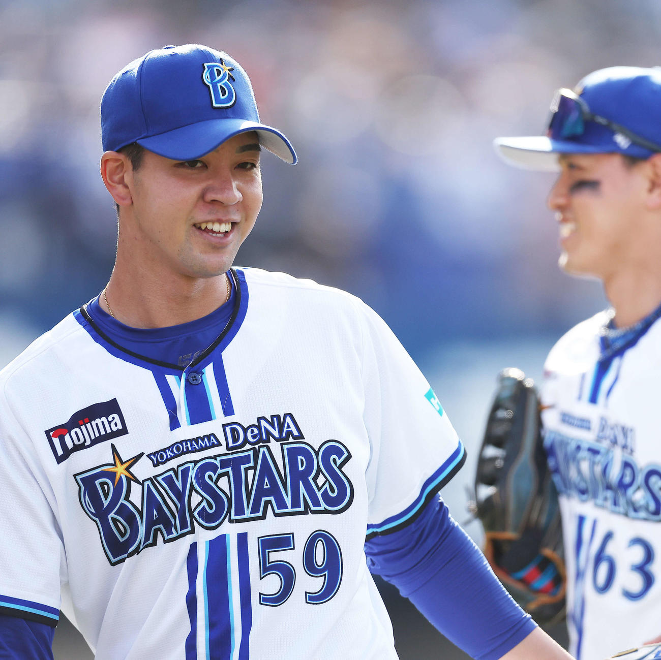 DeNA対西武　7回裏表を抑え、笑顔でナインを迎える平良（撮影・河田真司）