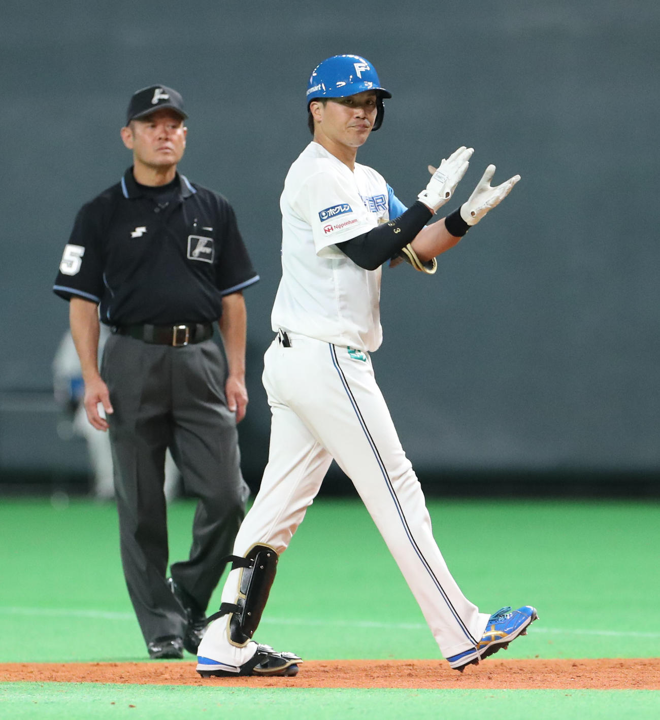 日本ハム対楽天　7回裏日本ハム1死二、三塁、伏見は中前適時打を放ち手をたたく（撮影・佐藤翔太）