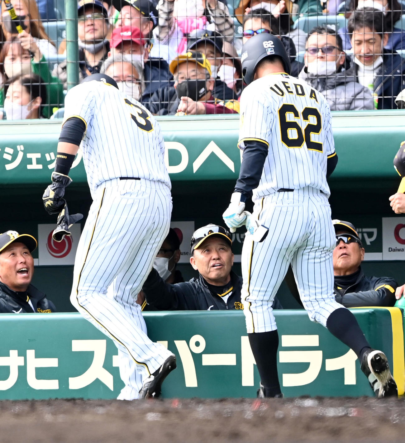 阪神対オリックス　1回裏阪神2死満塁、板山の左前先制2点適時打で生還した大山（左）、植田（右）を迎える岡田監督（撮影・前岡正明）