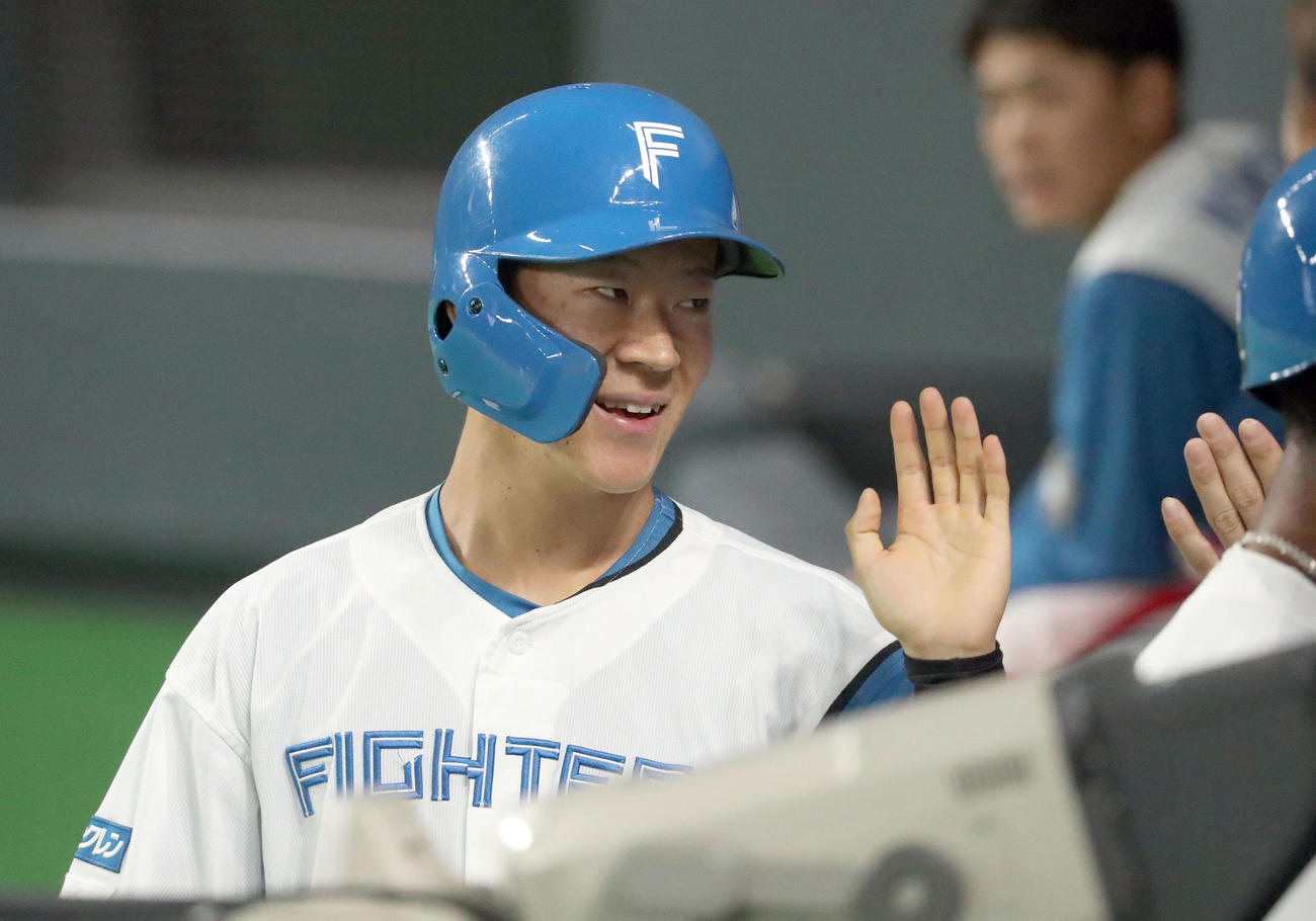 日本ハム対楽天　7回裏日本ハム1死二、三塁、清宮の右前適時打で生還した矢沢はナインに出迎えられる（撮影・佐藤翔太）