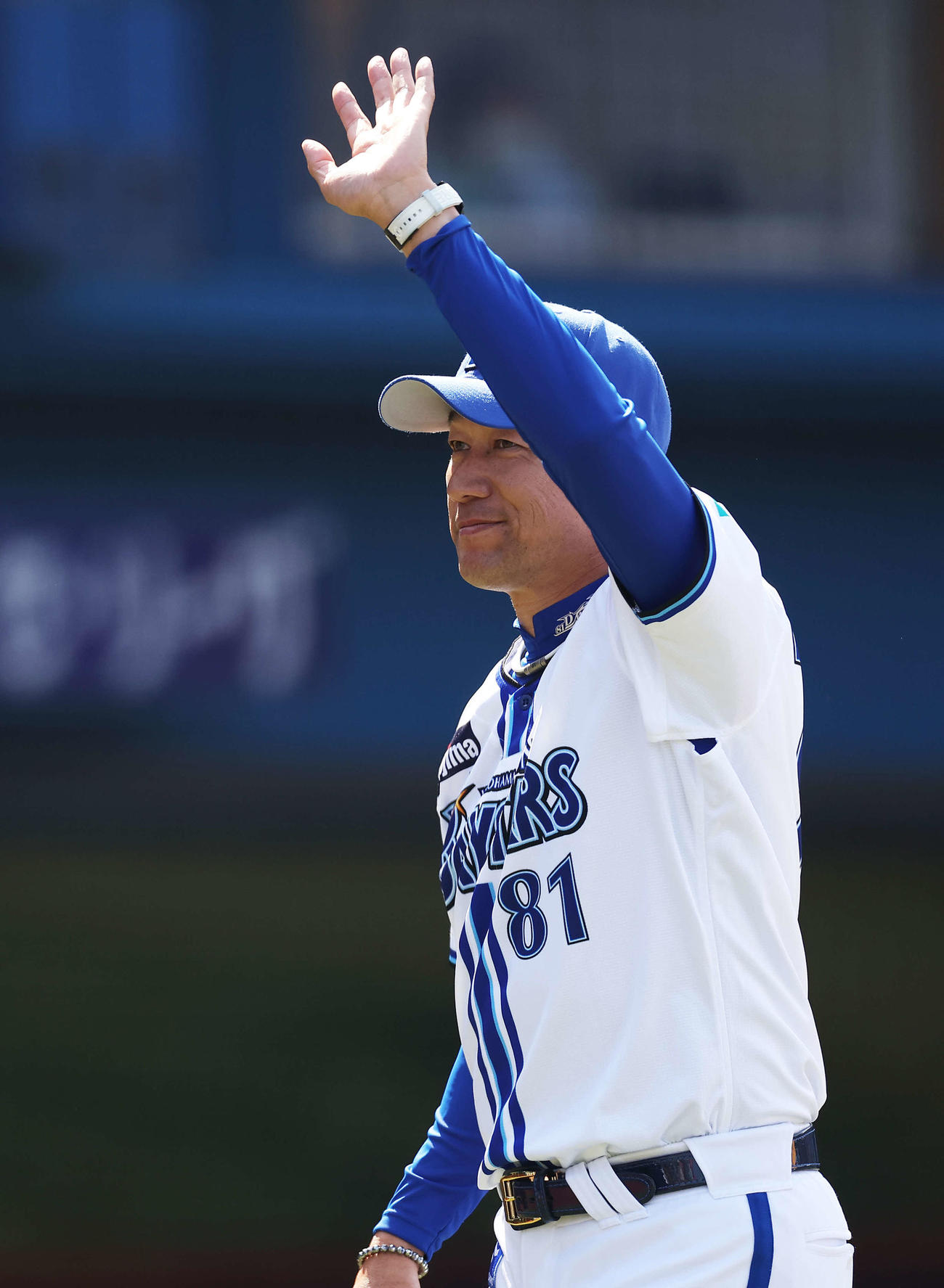 DeNA対西武　試合開始前、メンバー表交換を終え、観客席に手を振るDeNA三浦監督（撮影・河田真司）