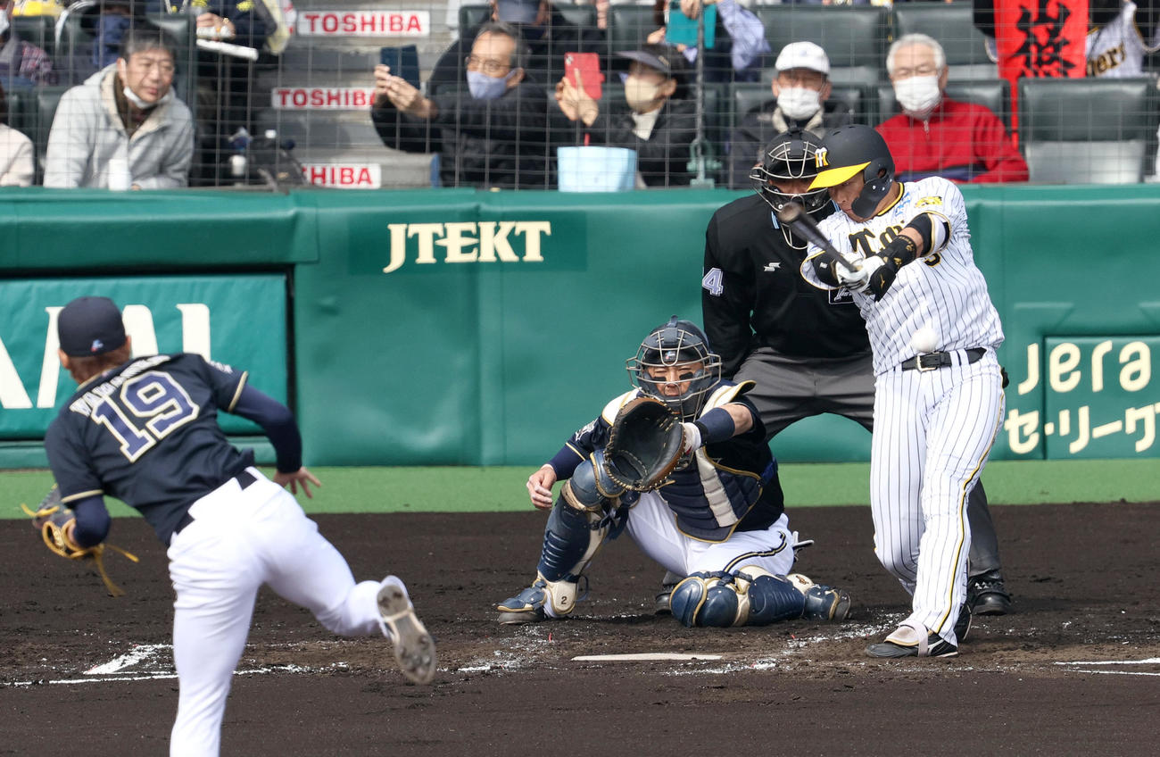 オープン戦・阪神対オリックス　1回裏阪神2死一塁、大山は左前打を放つ（撮影・上山淳一）