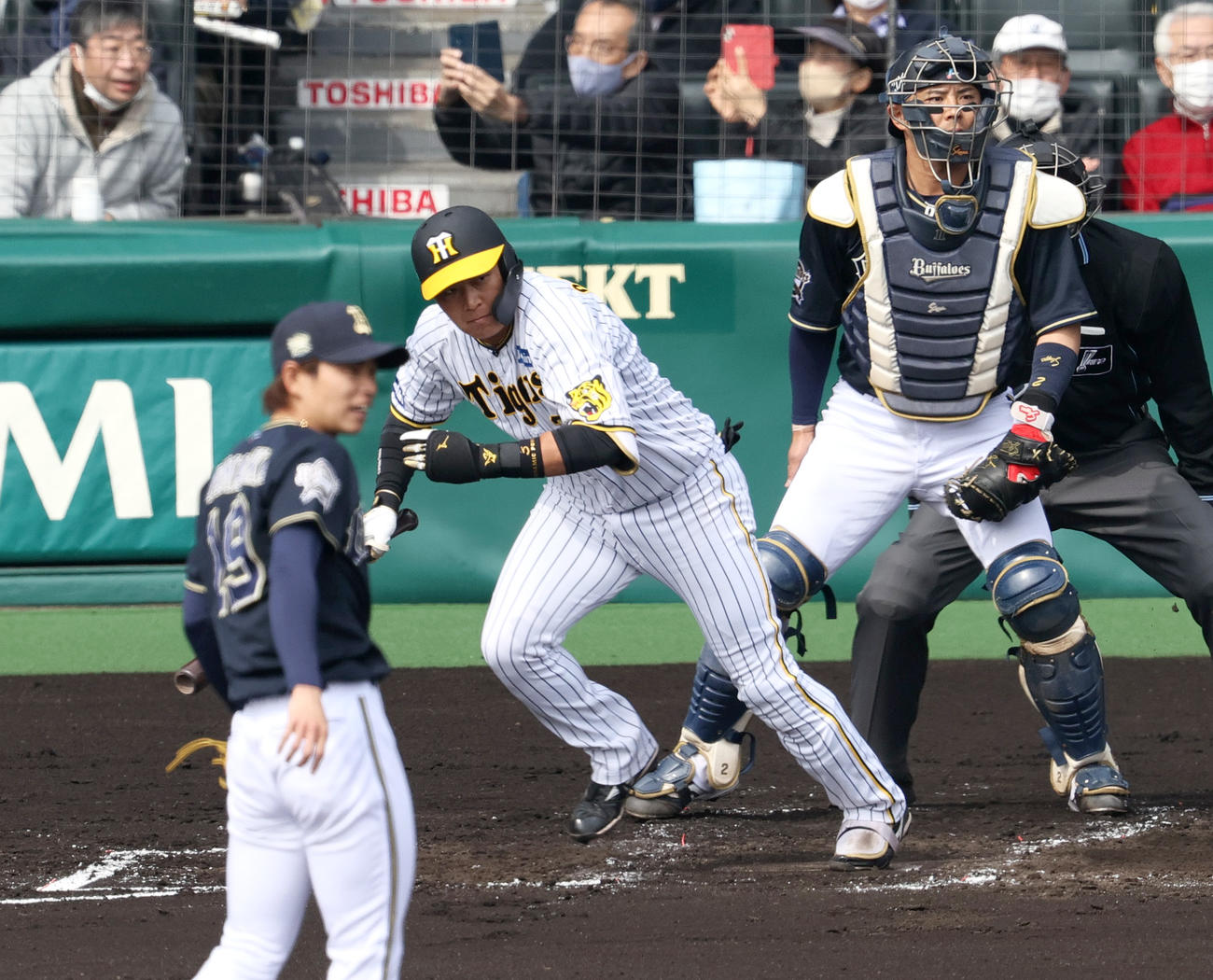オープン戦・阪神対オリックス　1回裏阪神2死一塁、大山は左前打を放つ（撮影・上山淳一）