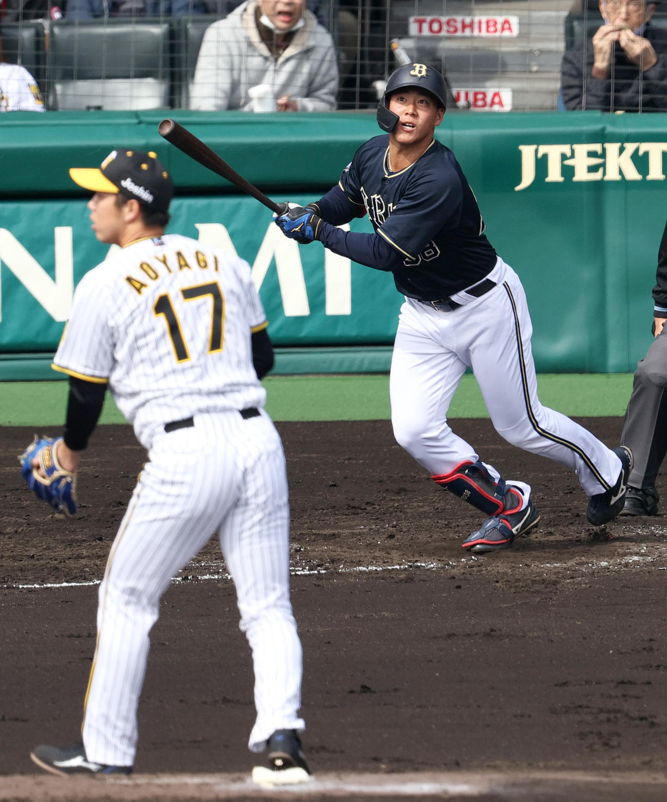 オープン戦・阪神対オリックス　2回表オリックス1死二塁、来田は中適時三塁打を放つ。投手青柳（撮影・上山淳一）