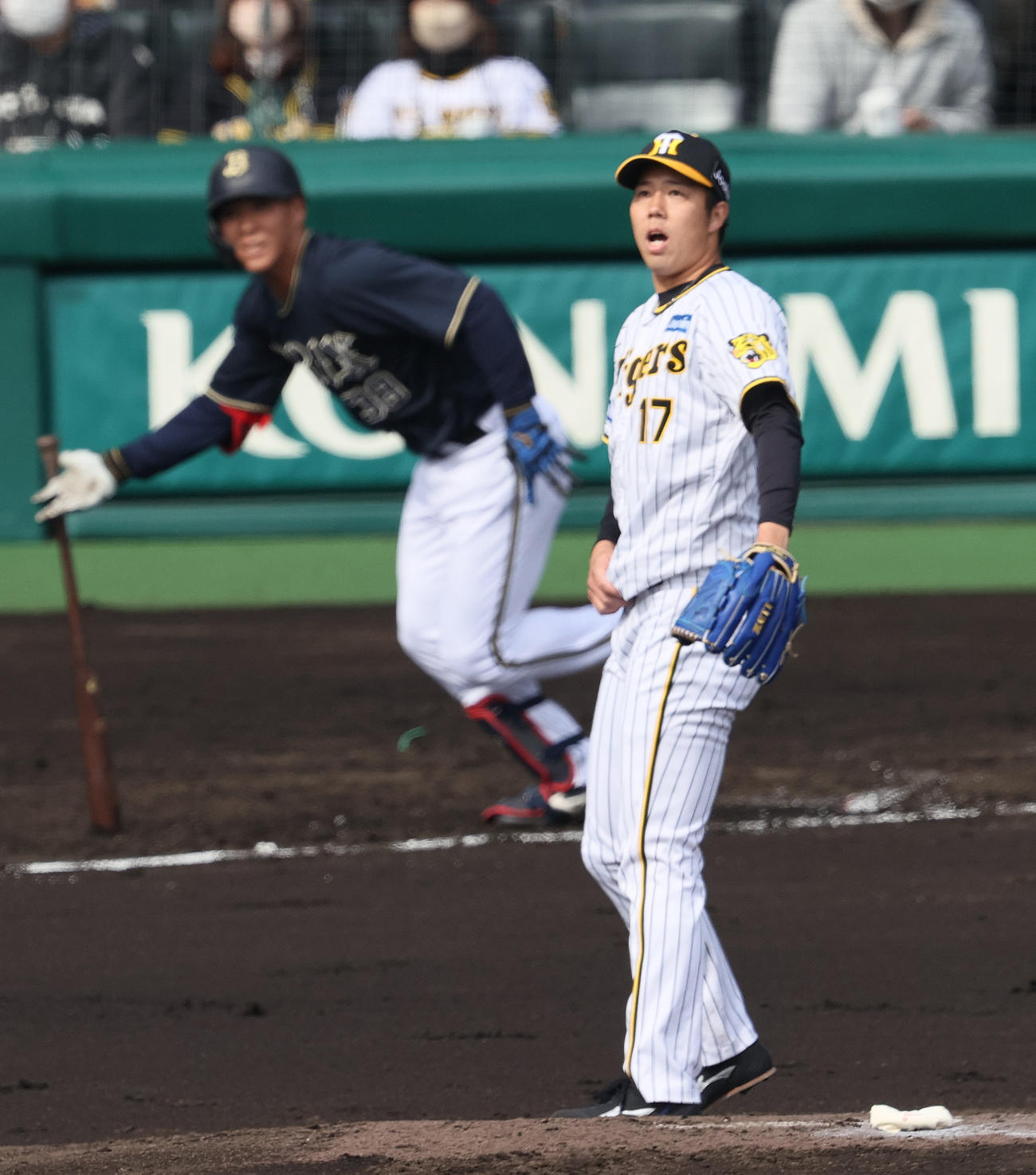 阪神対オリックス　2回表オリックス1死二塁、青柳は来田に中越え適時三塁打を浴びる（撮影・上山淳一）