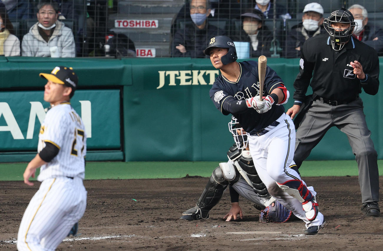 オープン戦・阪神対オリックス　8回表オリックス2死二塁、頓宮は右適時二塁打を放つ。投手伊藤将司（撮影・上山淳一）