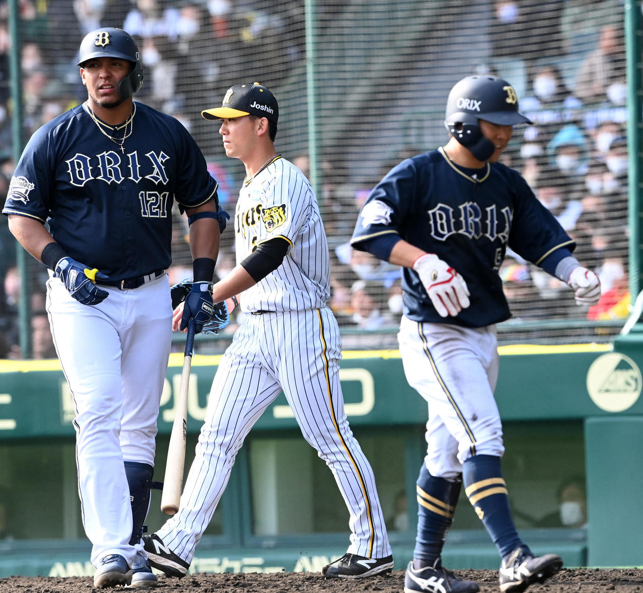 阪神対オリックス　6回表オリックス1死一塁、頓宮に適時二塁打を浴びた伊藤将（中央）。右は生還した西野、左はセデーニョ（撮影・前岡正明）