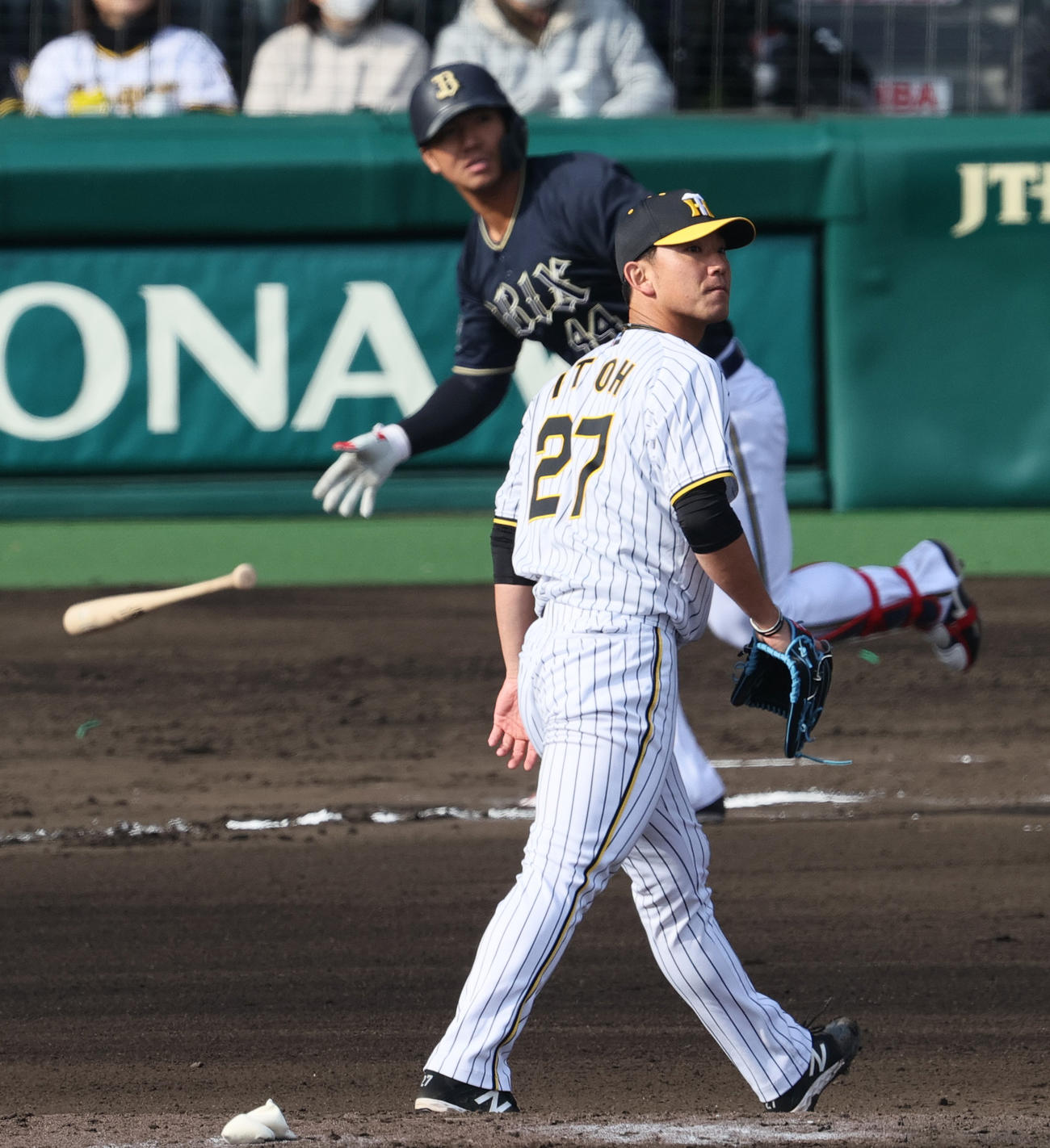 オープン戦・阪神対オリックス　6回表オリックス1死一塁、伊藤将（手前）は頓宮に左適時二塁打を浴びる（撮影・上山淳一）