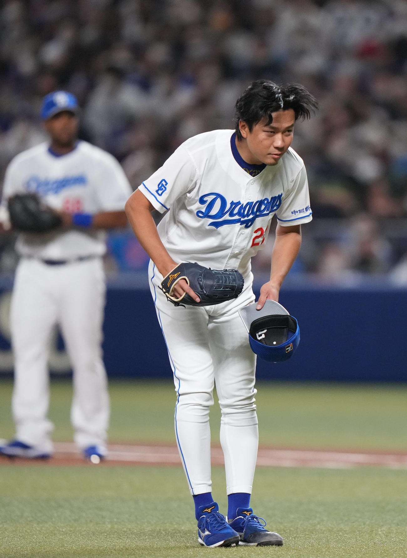 中日対侍ジャパン　1回表、投球前に侍ジャパンベンチに向かって一礼する中日先発の大野雄（撮影・狩俣裕三）