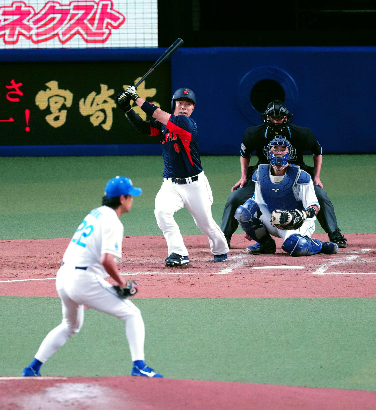 中日対侍ジャパン　3回表侍ジャパン2死三塁、左中間に先制適時二塁打を放つ近藤。投手大野雄（撮影・江口和貴）