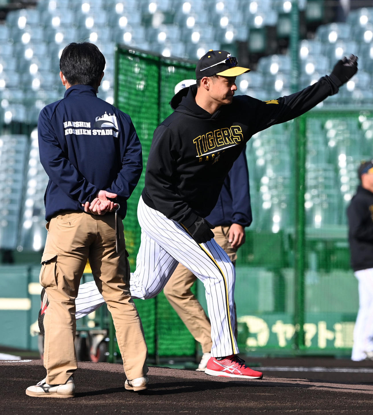 阪神対オリックス　マウンドの感触を確かめる大竹（撮影・前岡正明）