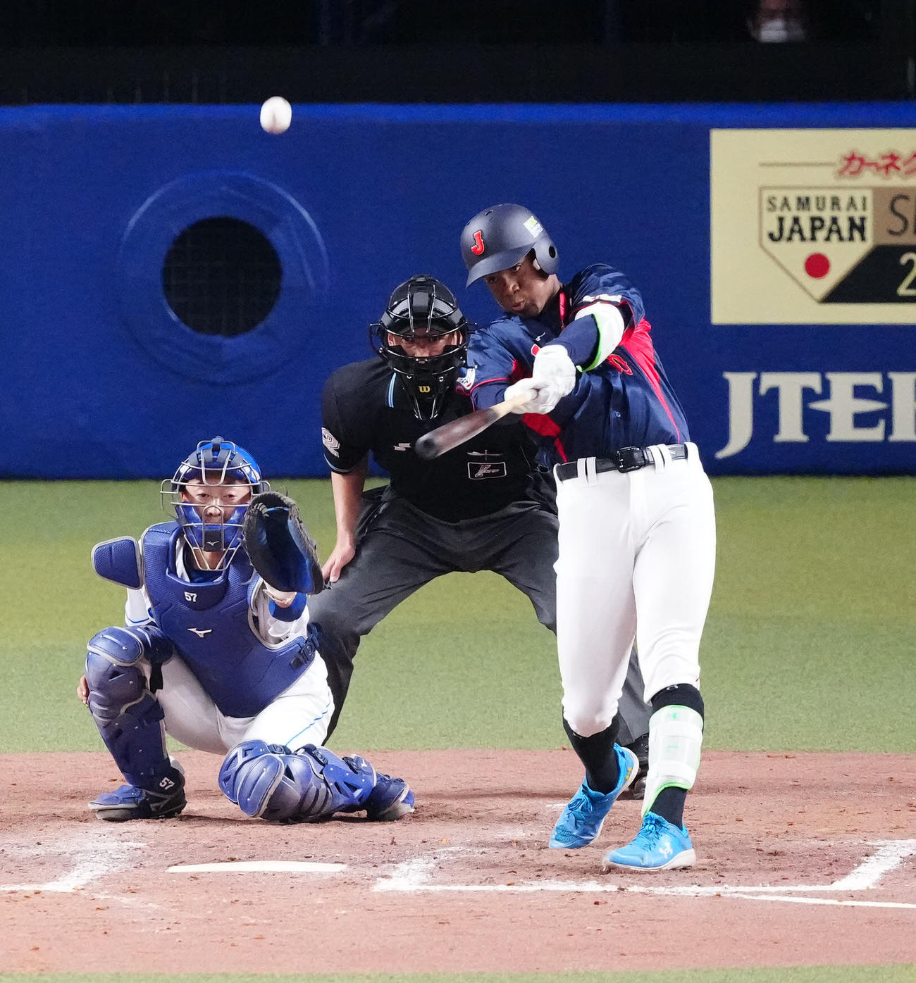 中日対侍ジャパン　8回表侍ジャパン無死一塁、2点本塁打を放つ万波（撮影・江口和貴）