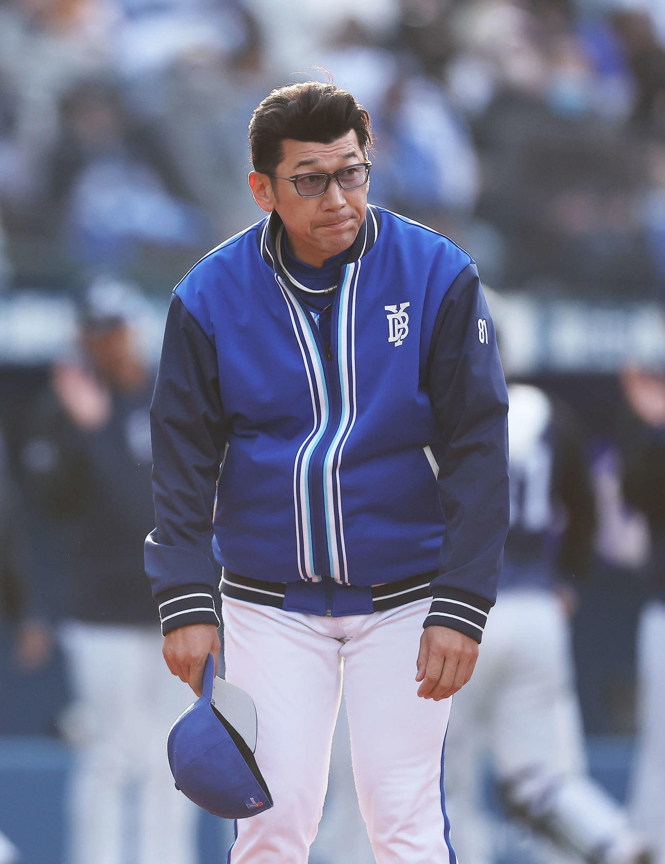 DeNA対西武　西武との試合を終え、観客席にあいさつする三浦監督（撮影・河田真司）