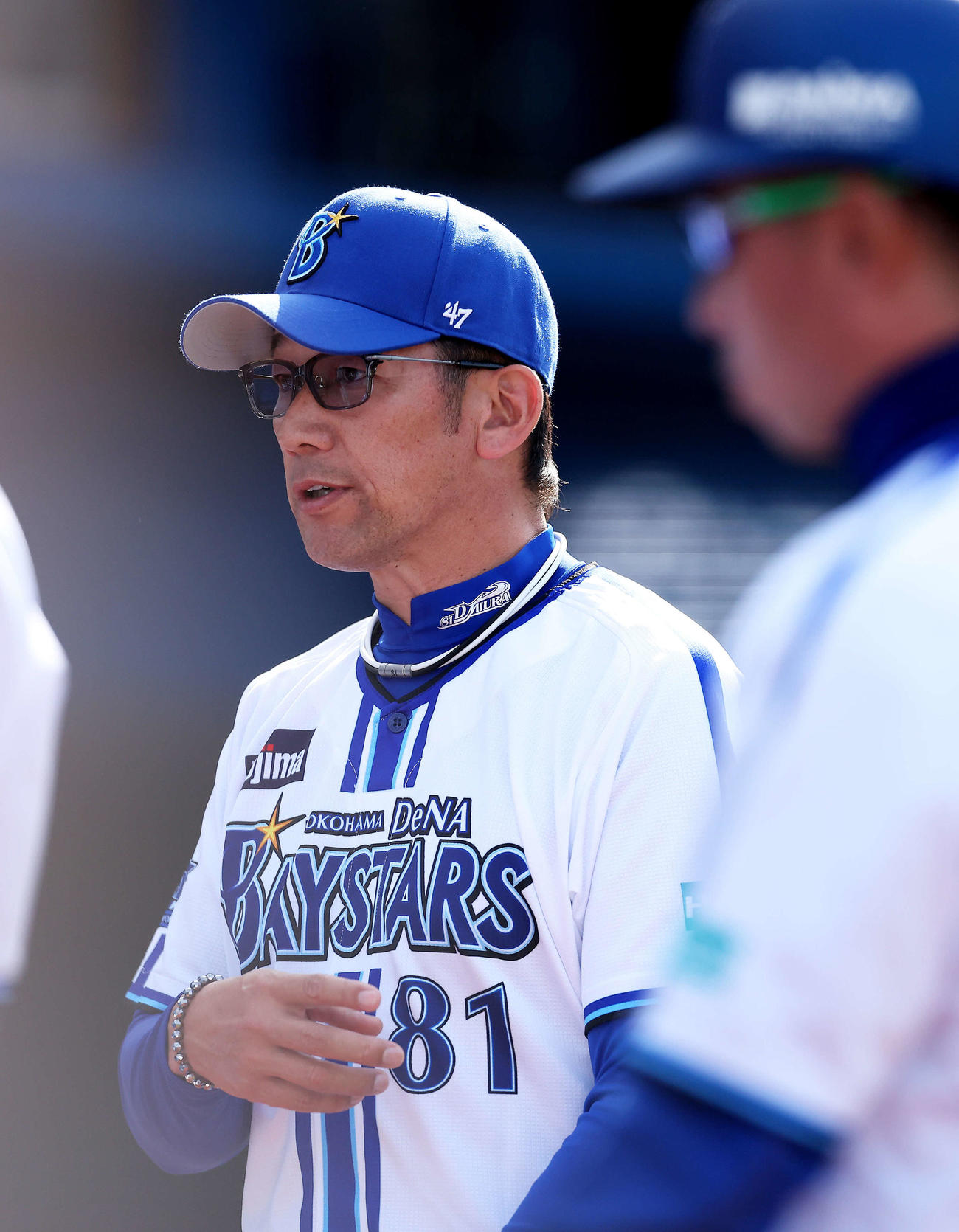 DeNA対西武　3回裏を終え、選手交代を告げる三浦監督（撮影・河田真司）