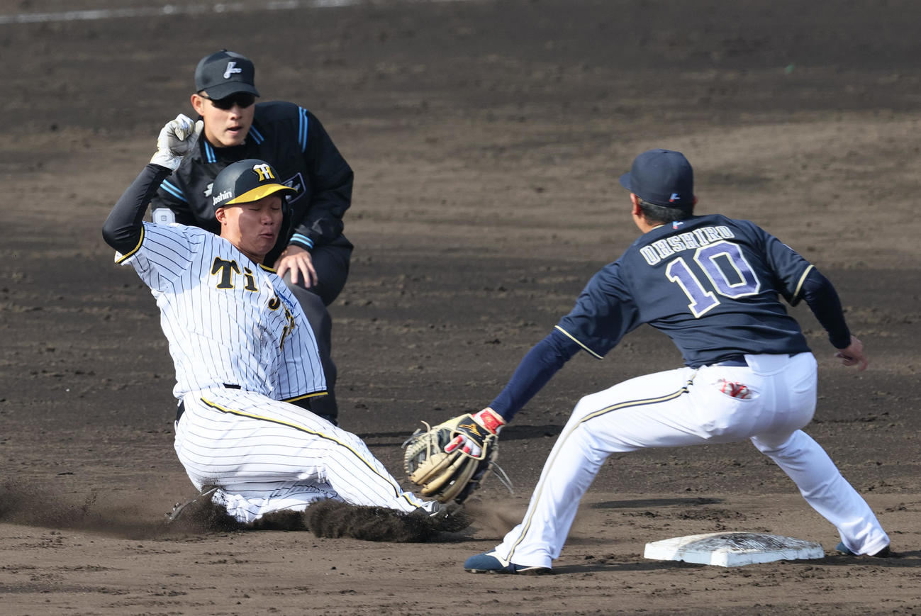 オープン戦・阪神対オリックス　5回裏阪神1死一塁、打者佐藤輝は三振に倒れ、一走森下（左）は二盗を決める。右は遊撃手大城（撮影・上山淳一）