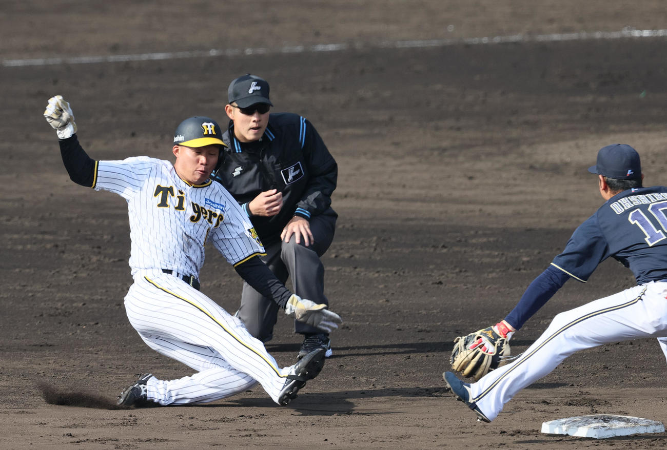 オープン戦・阪神対オリックス　5回裏阪神1死一塁、佐藤輝の三振の時、森下（左）は二盗を決める（撮影・上山淳一）