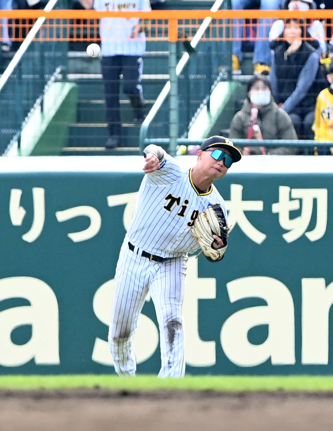 オープン戦・阪神対オリックス　8回表オリックス1死二塁、太田の右飛を捕球し送球する森下（撮影・前岡正明）