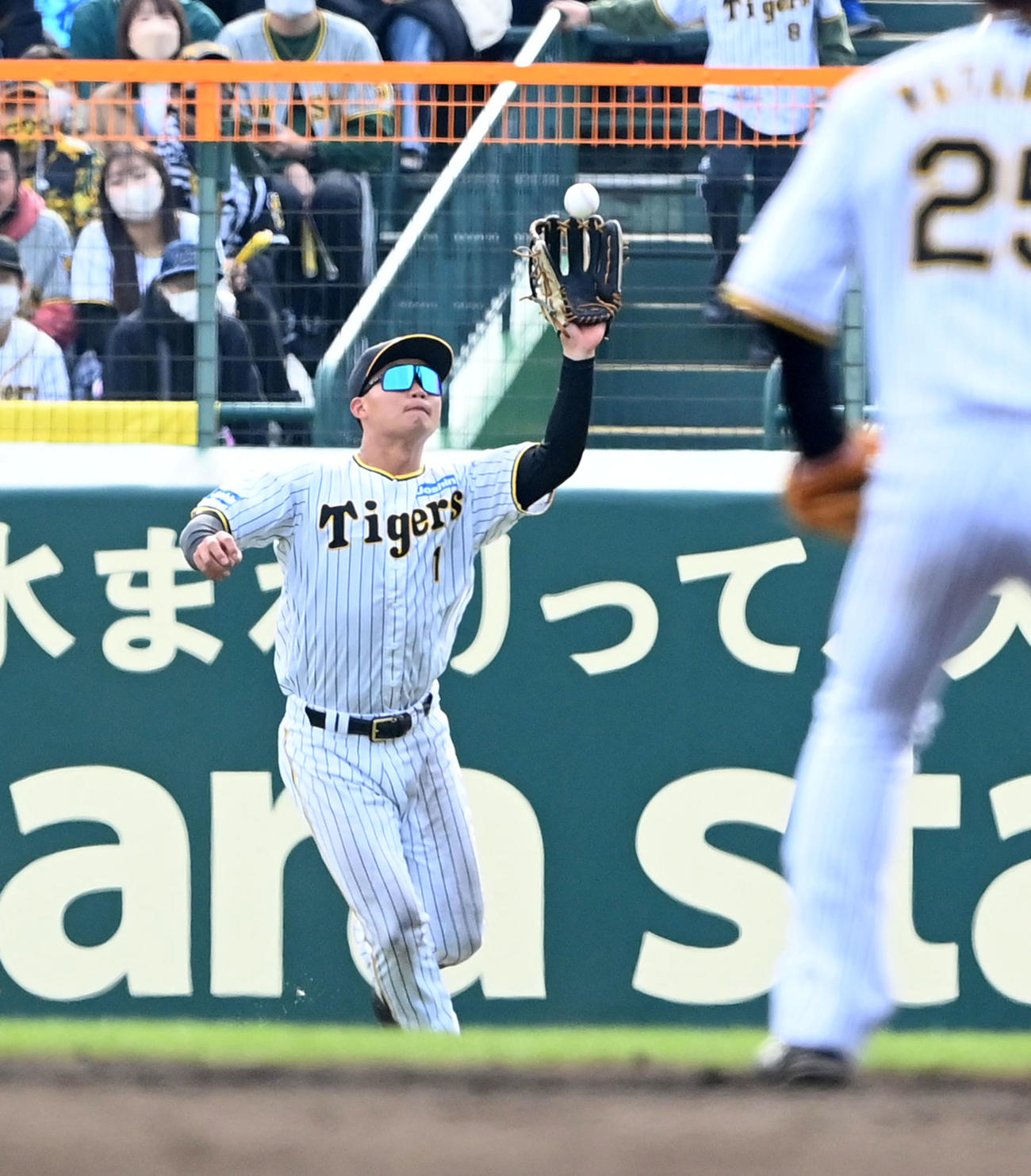 オープン戦・阪神対オリックス　8回表オリックス1死二塁、太田の右飛を捕球する森下（撮影・前岡正明）