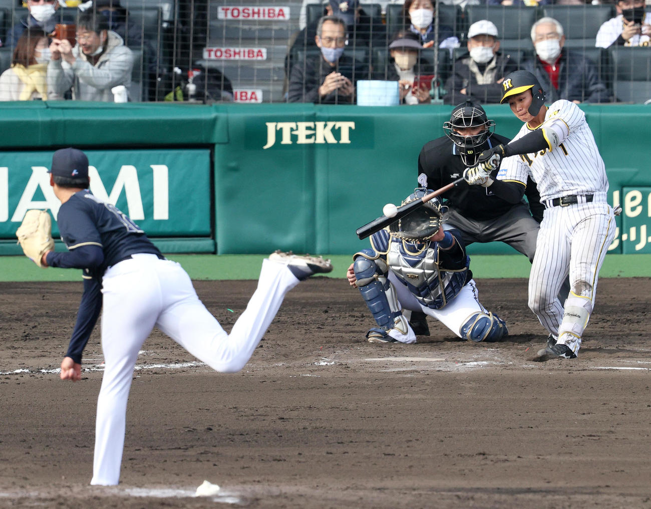 オープン戦・阪神対オリックス　7回裏阪神1死、森下は二ゴロに倒れる。投手山下（撮影・上山淳一）