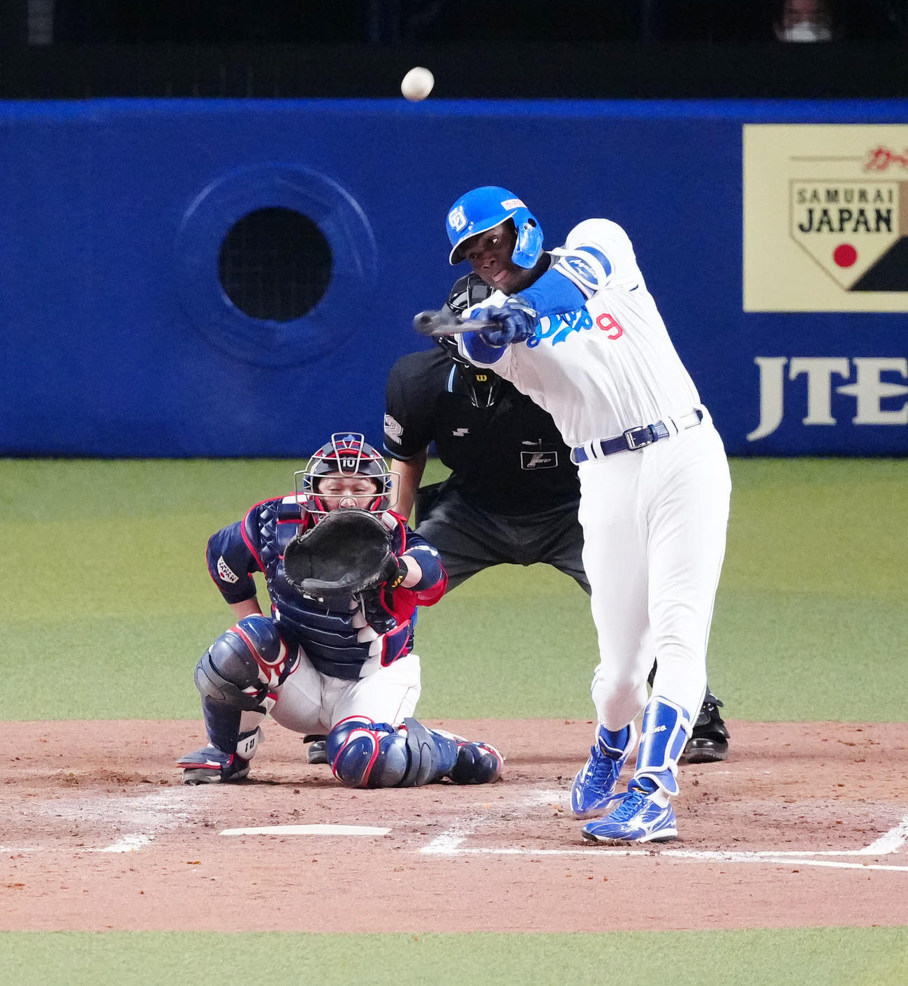 中日対侍ジャパン　4回裏中日2死、左越え同点ソロ本塁打を放つアキーノ（撮影・江口和貴）