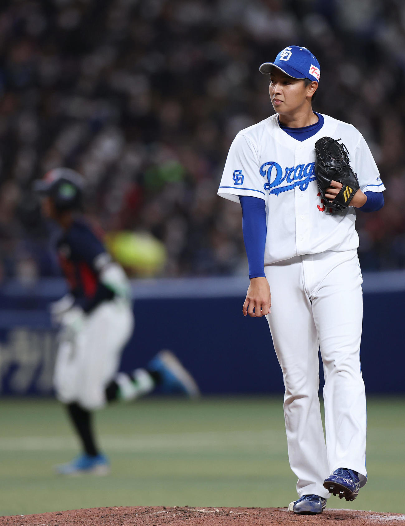 中日対侍ジャパン　8回表侍ジャパン無死一塁、万波に2点本塁打を浴びる仲地（撮影・前田充）