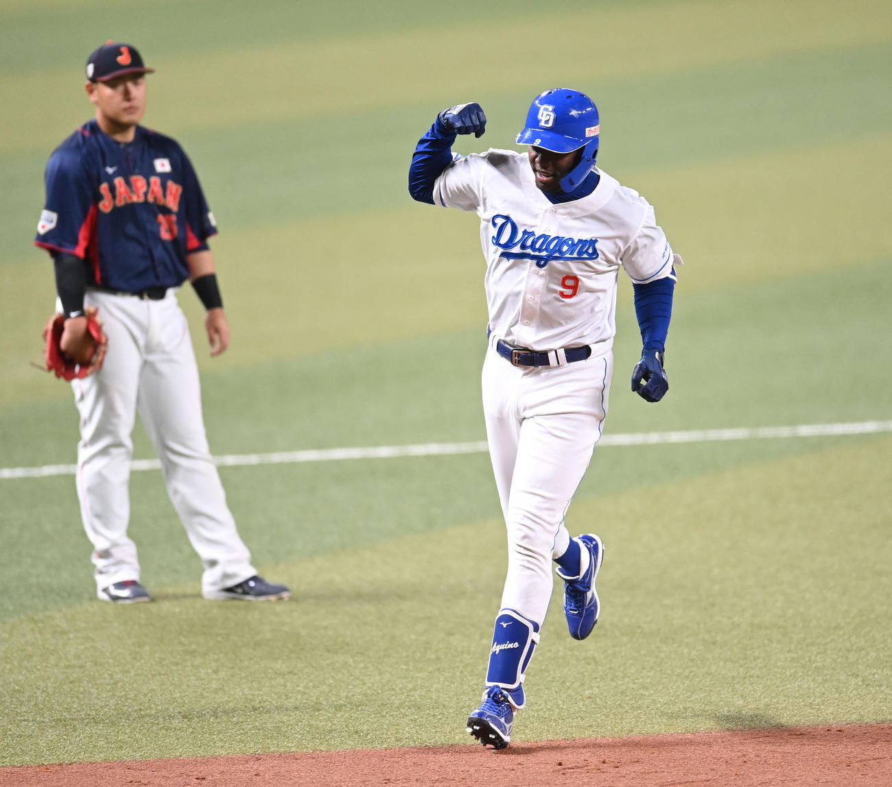 壮行試合中日対侍ジャパン　4回裏中日2死、左越え本塁打を放ちダイヤモンドを回るアキーノ（右）（撮影・森本幸一）