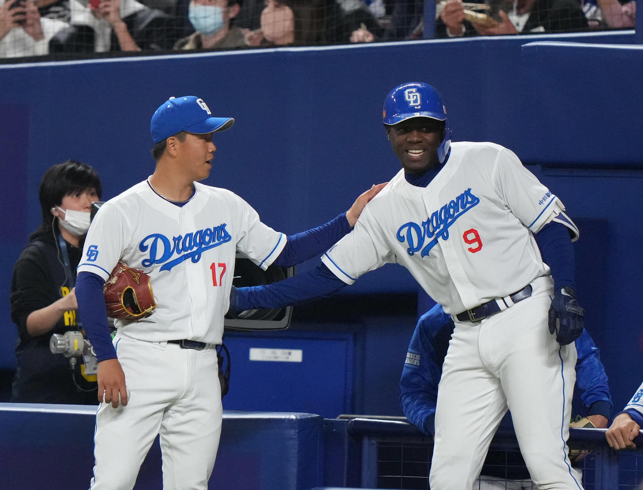 中日対侍ジャパン　4回裏中日2死、ソロ本塁打を放ち、柳（左）に迎えられるアキーノ（撮影・狩俣裕三）