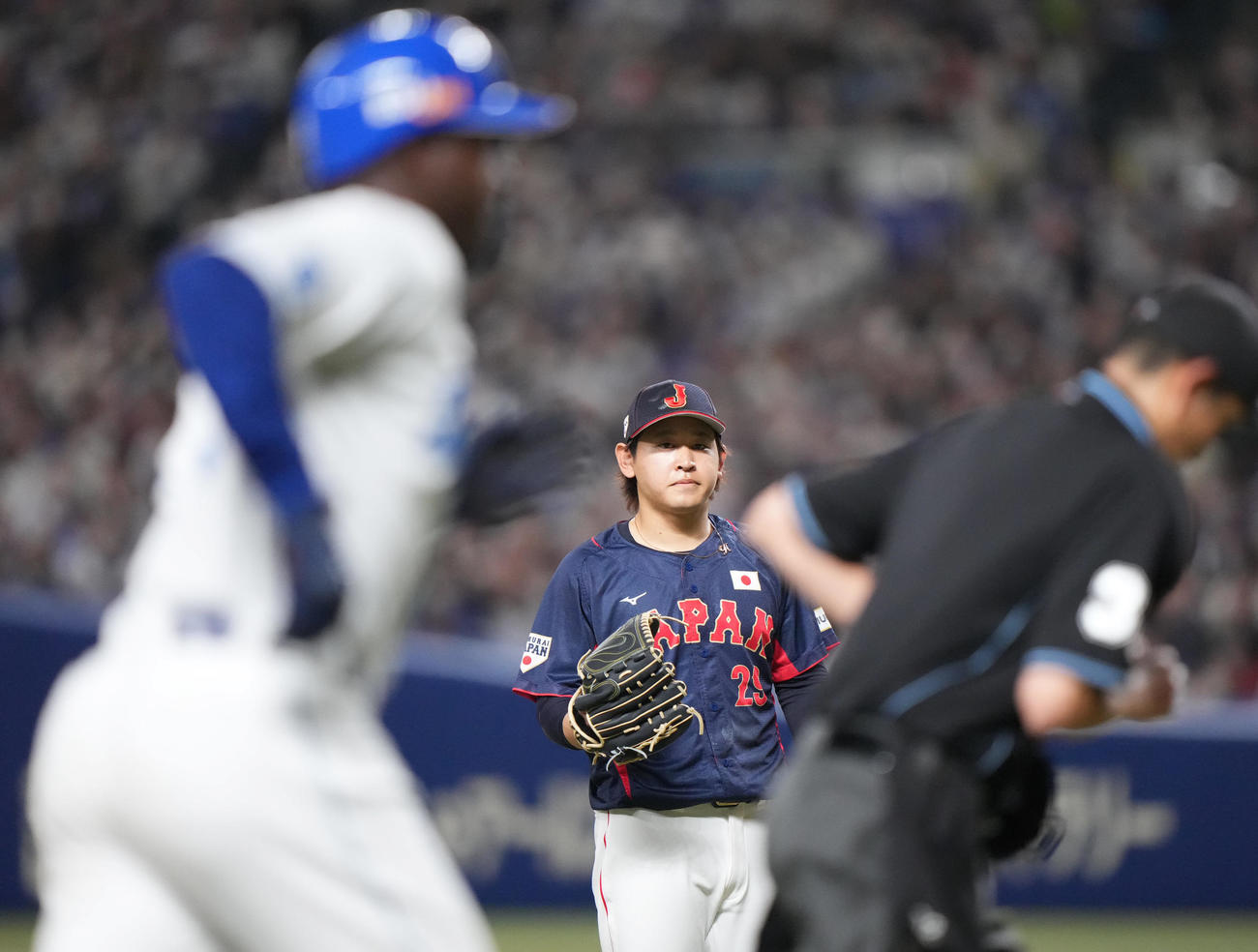 中日対侍ジャパン　4回裏中日2死、アキーノ（手前）にソロ本塁打を浴びる宮城（撮影・狩俣裕三）