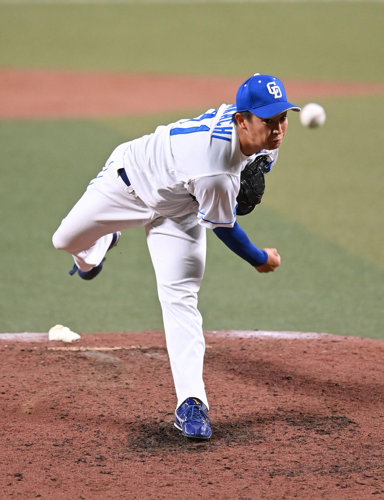 壮行試合中日対侍ジャパン　8回表、中日3番手で登板する仲地（撮影・森本幸一）