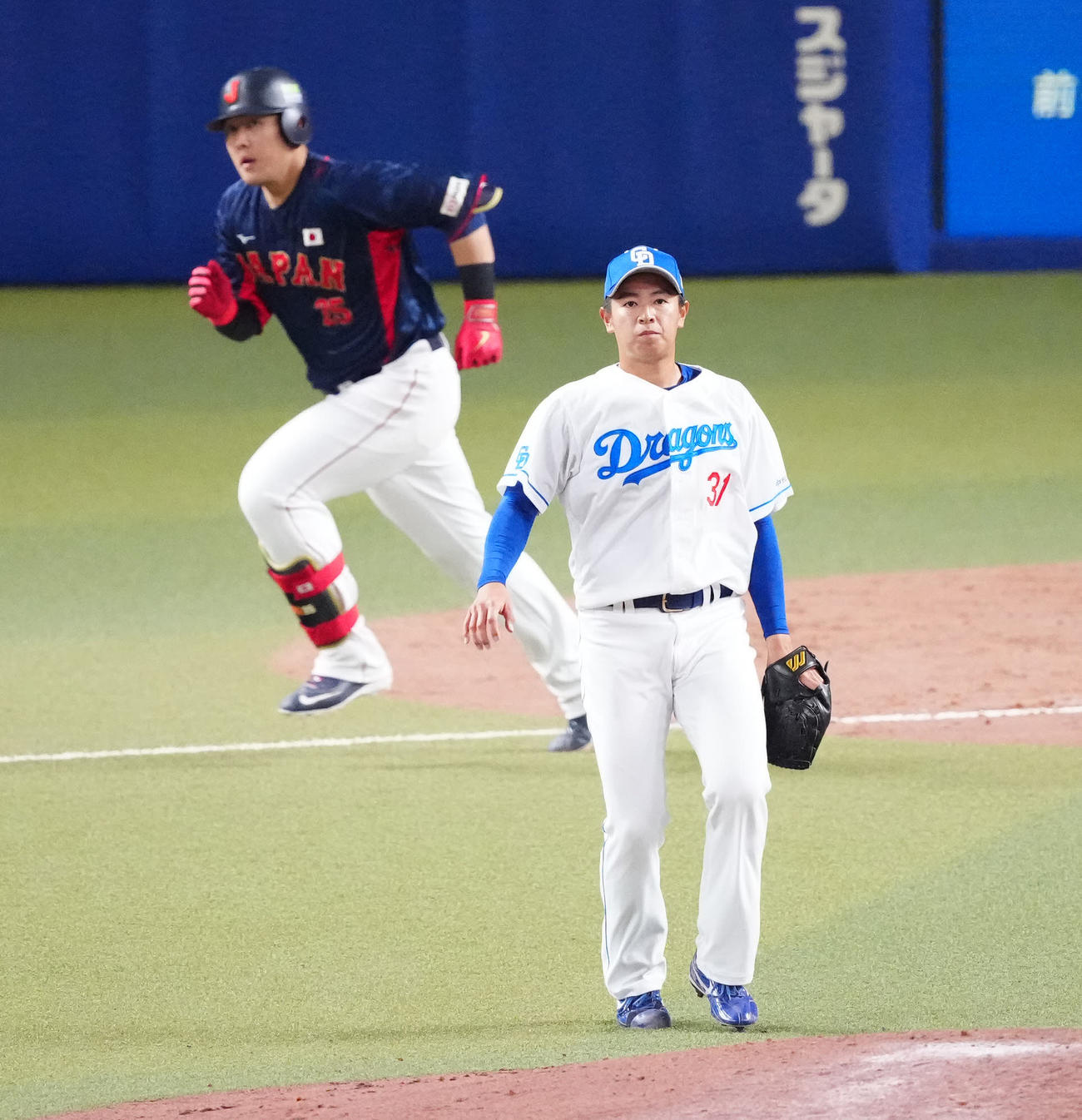 中日対侍ジャパン　8回表侍ジャパン2死三塁、岡本（後方）を遊ゴロに仕留める仲地（撮影・江口和貴）