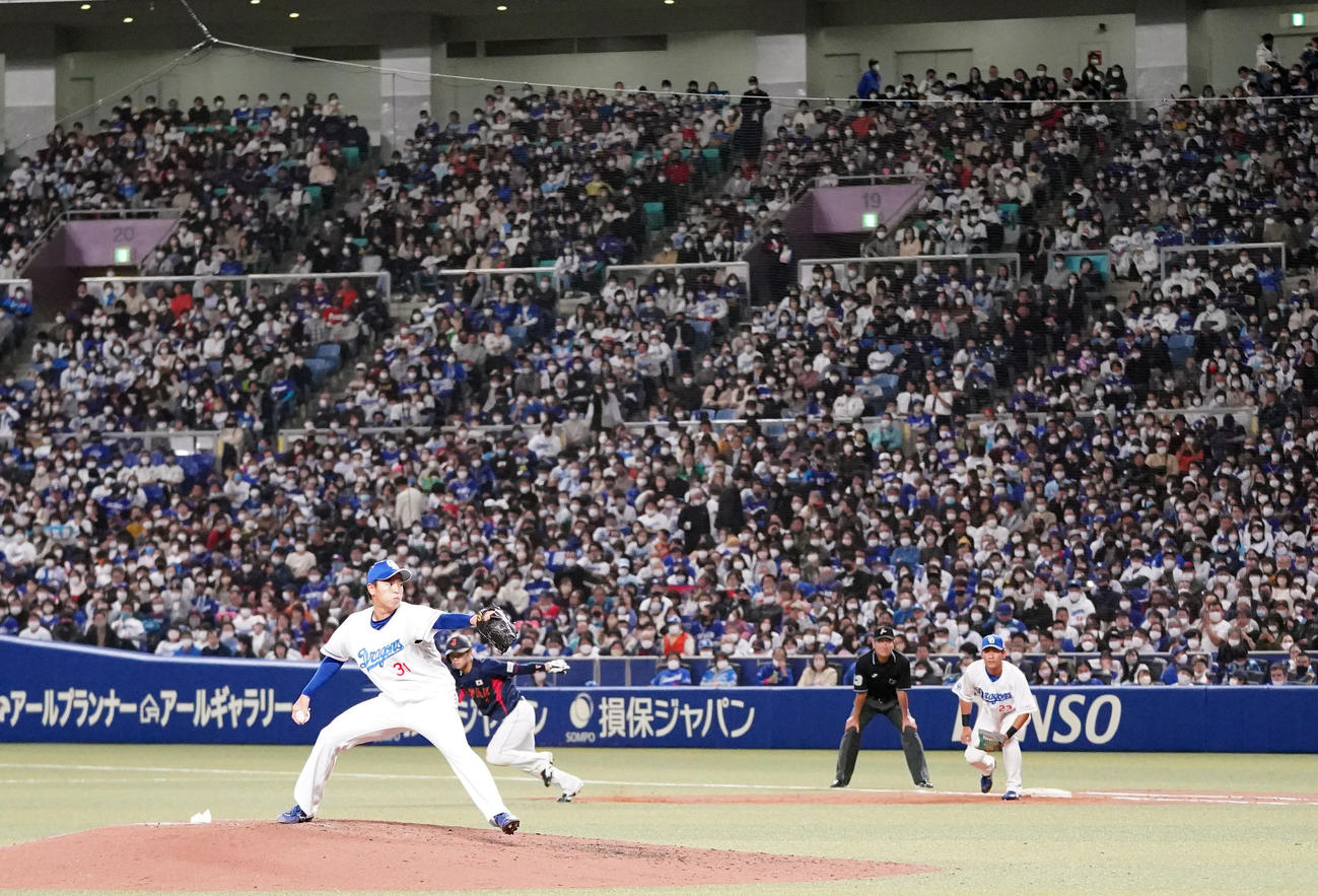 中日対侍ジャパン　8回表から登板する中日3番手の仲地（撮影・狩俣裕三）