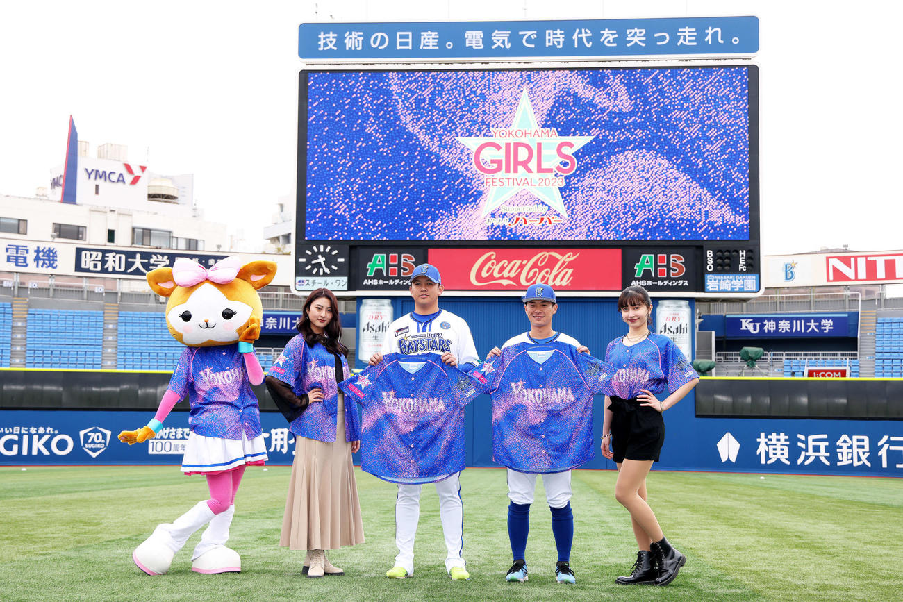 「YOKOHAMA GIRLS　☆　FESTIVAL 2023」のスペシャルユニホームを着用したDB．キララ（左）、dianaのYui（左から2人目）Reina（右）と写真に納まるDeNA山崎（中央）と柴田（撮影・河田真司）