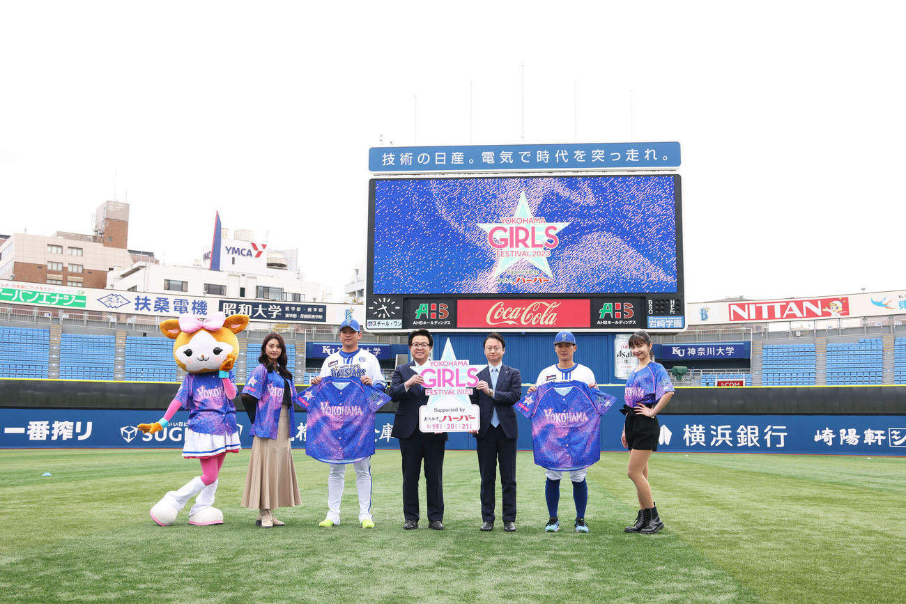 「YOKOHAMA GIRLS　☆　FESTIVAL 2023」イベントパートナー＆ユニホーム発表会見で写真に納まる、左からDB．キララ、dianaのYui、DeNA山崎、株式会社ありあけ堀越代表取締役社長、DeNA木村代表取締役社長、柴田、dianaのReina（撮影・河田真司）