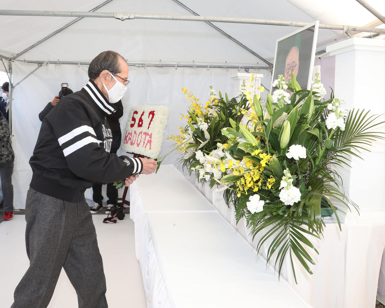 故・門田博光氏の献花台に花を手向ける王貞治球団会長（撮影・梅根麻紀）