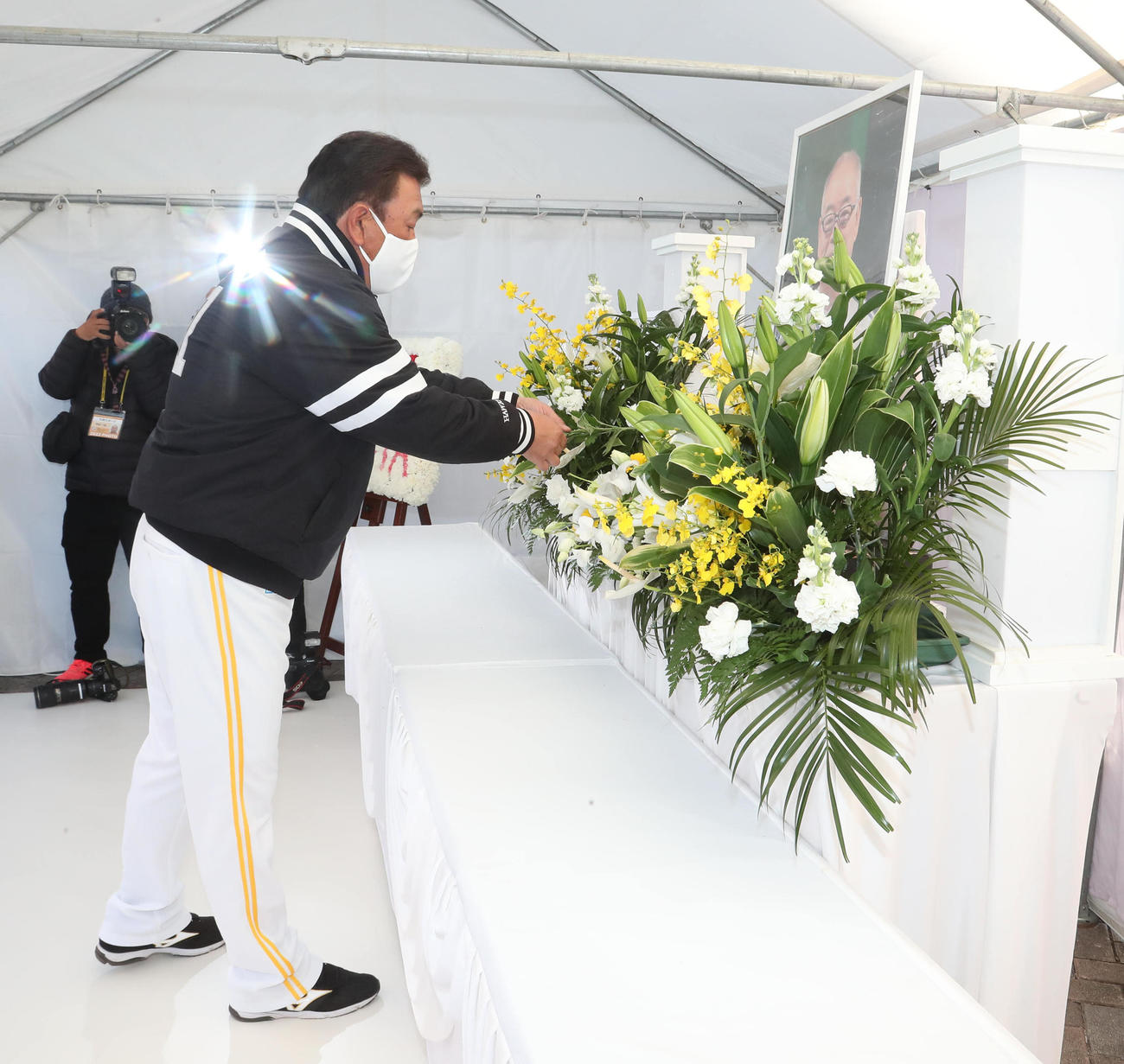 故・門田博光氏の献花台に花を手向ける藤本博史監督（撮影・梅根麻紀）