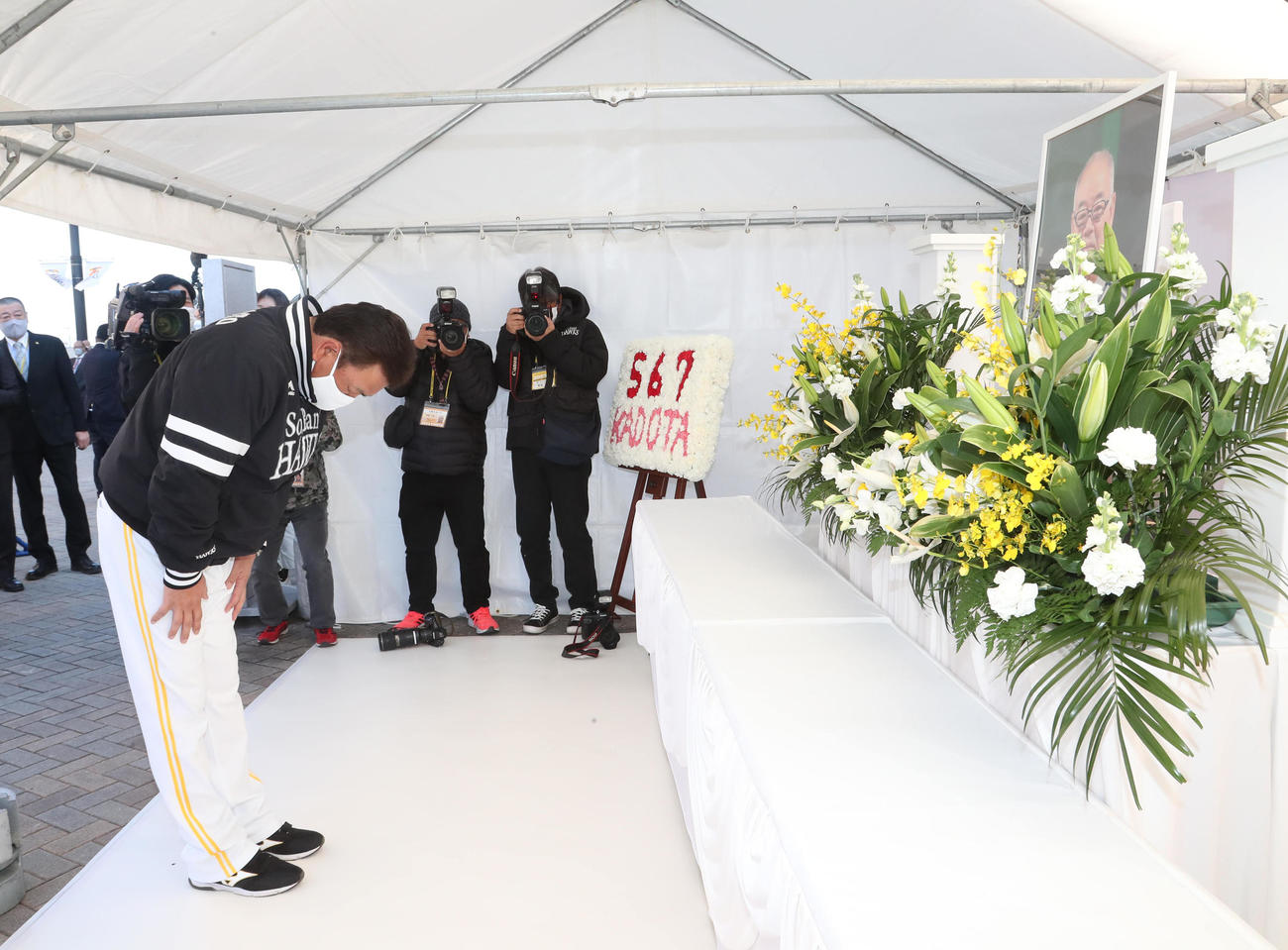 故・門田博光氏の献花台に花を手向ける藤本博史監督（撮影・梅根麻紀）