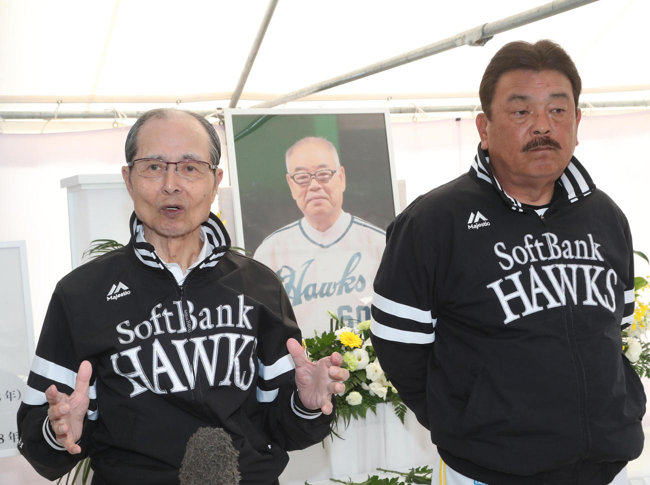 故・門田博光氏をしのぶ王貞治球団会長。右は藤本博史監督（撮影・梅根麻紀）