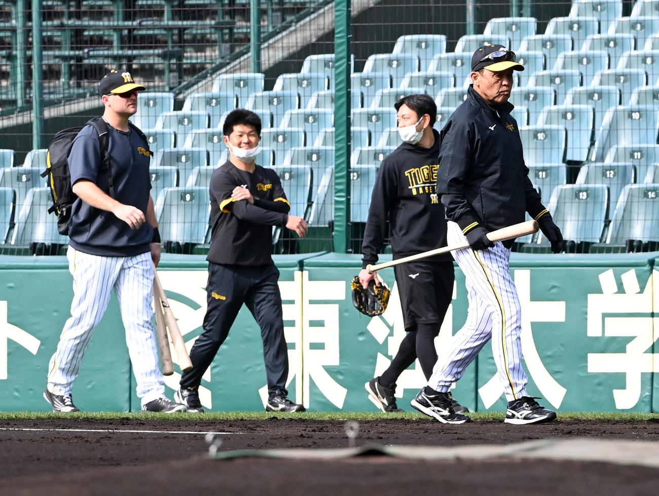 阪神対オリックス　グラウンド入りしたノイジー（左）。右は岡田監督（撮影・前岡正明）