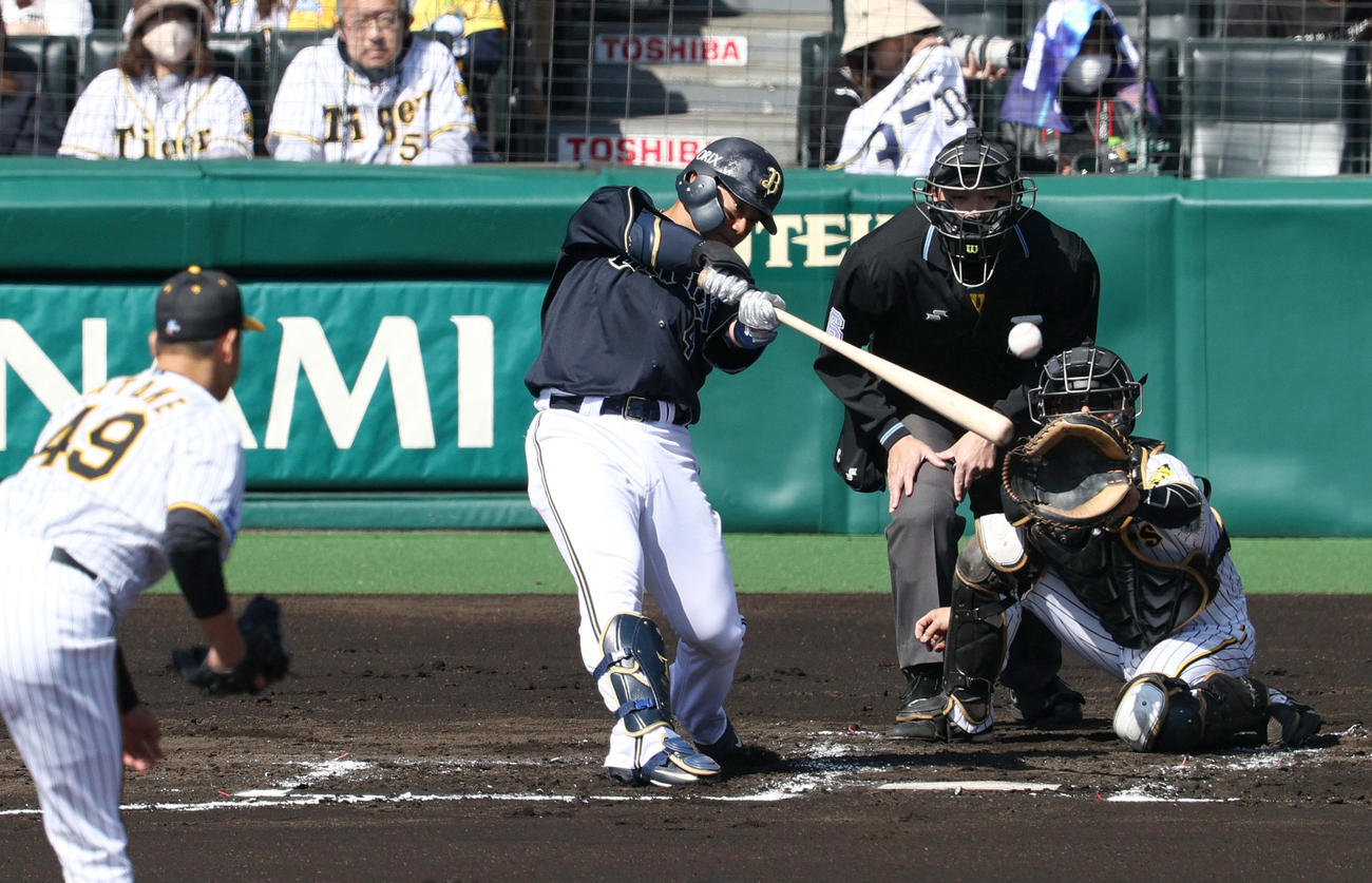 オープン戦・阪神対オリックス　2回表オリックス無死一塁、森は中へ二塁打を放つ（撮影・上山淳一）