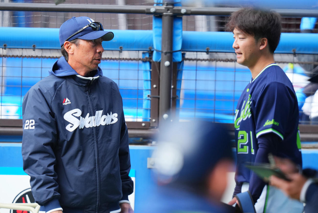 ロッテ対ヤクルト　ベンチで登板を終えたヤクルト先発の吉村（右）に声をかける高津監督（撮影・垰建太）