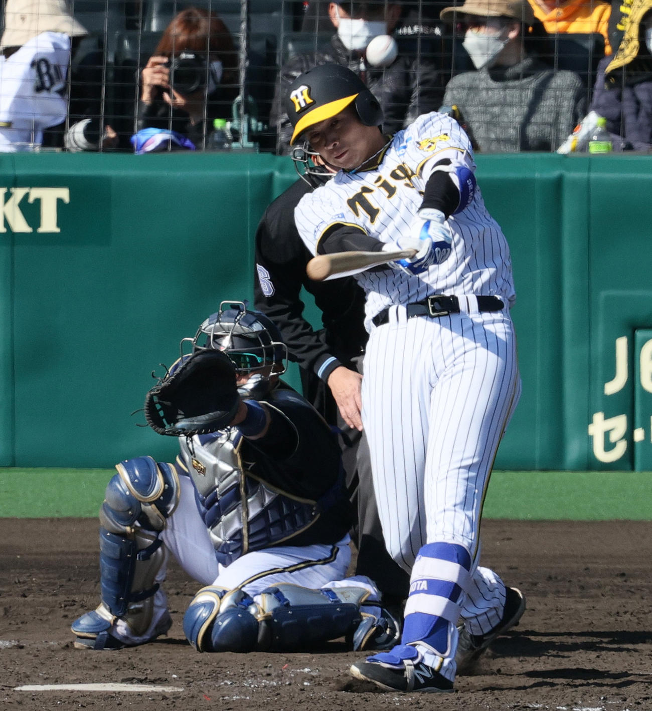 オープン戦・阪神対オリックス　4回裏阪神1死二塁、井上は左越え2点本塁打を放つ（撮影・上山淳一）