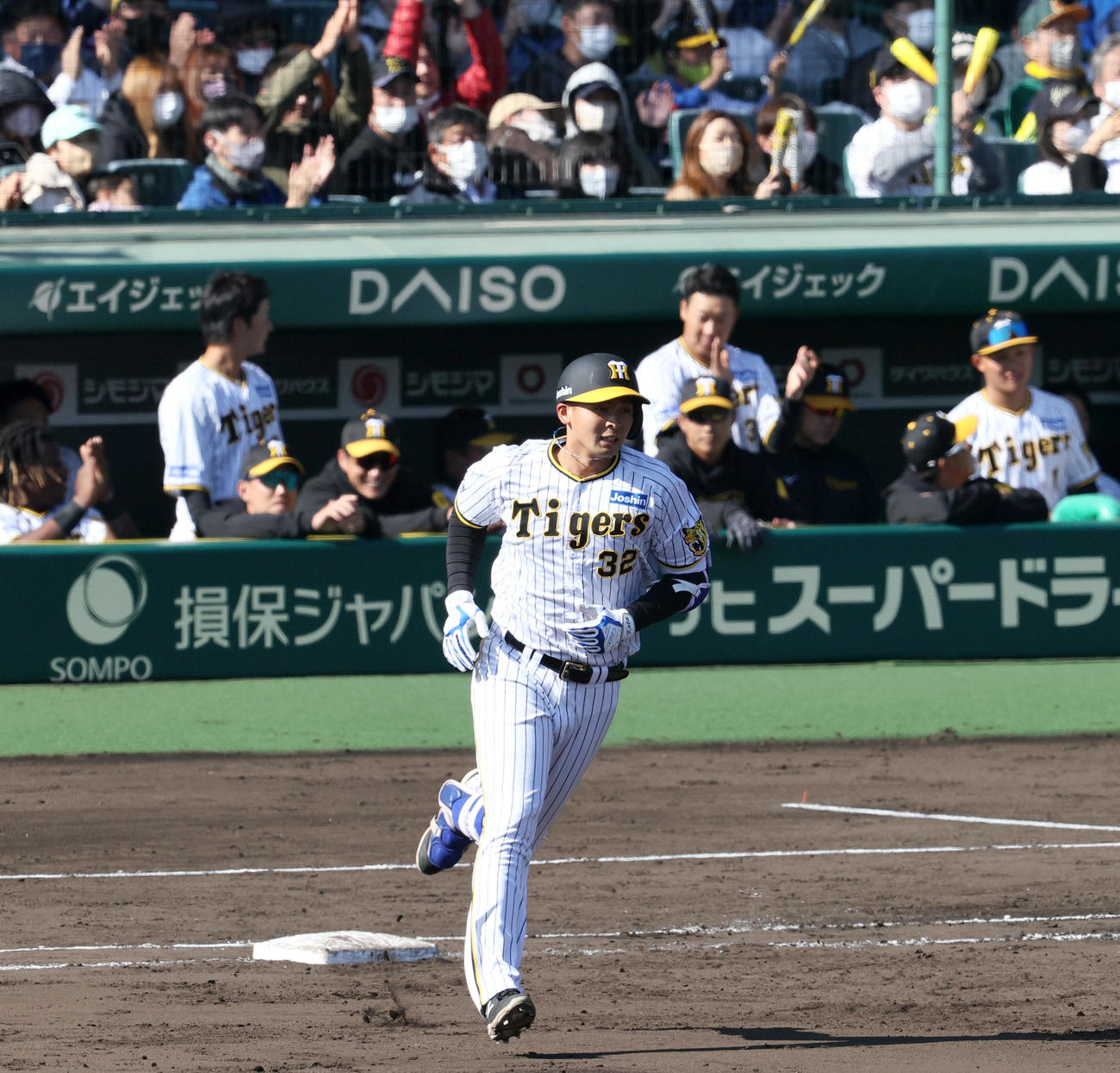 オープン戦・阪神対オリックス　4回裏阪神1死二塁、井上（手前）は左越え2点本塁打を放ちダイヤモンドを1周する（撮影・上山淳一）