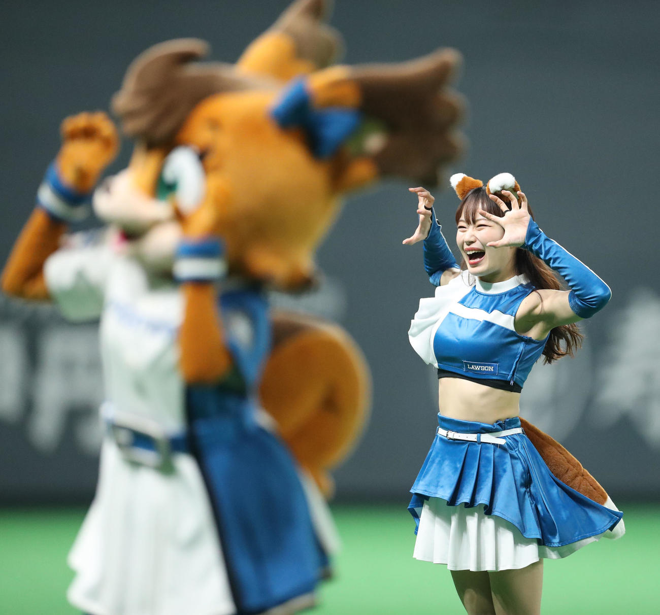 日本ハム対楽天　「きつねダンス」を踊るファイターズガールの辻菜穂子さん（撮影・佐藤翔太）