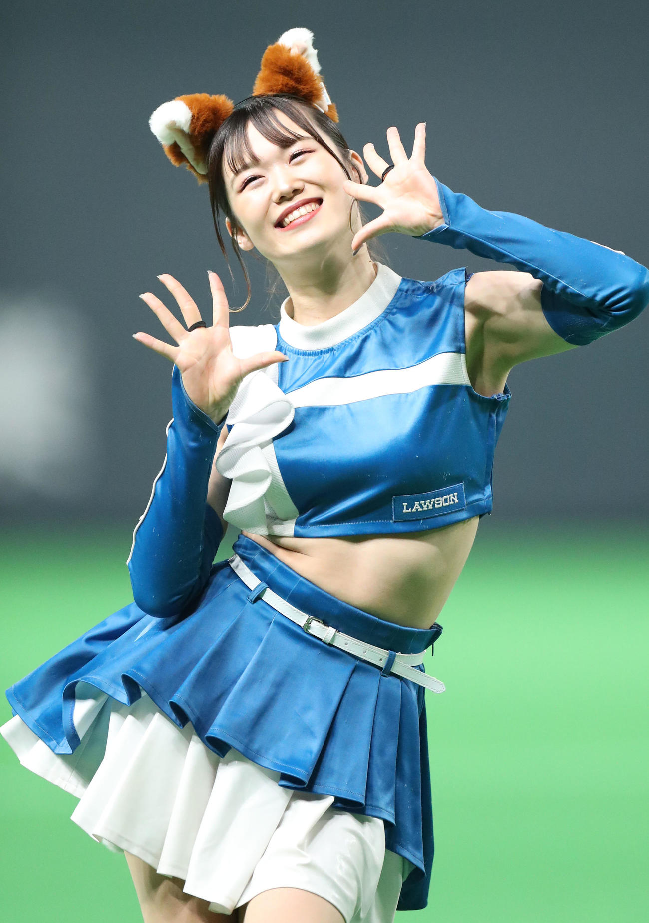 日本ハム対楽天　「きつねダンス」を踊るファイターズガールの讃岐花笑さん（撮影・佐藤翔太）