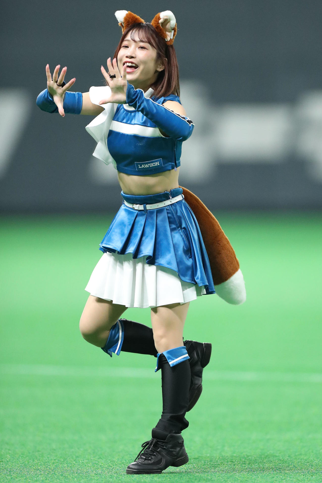 日本ハム対楽天　「きつねダンス」を踊るファイターズガールの大西真帆さん（撮影・佐藤翔太）