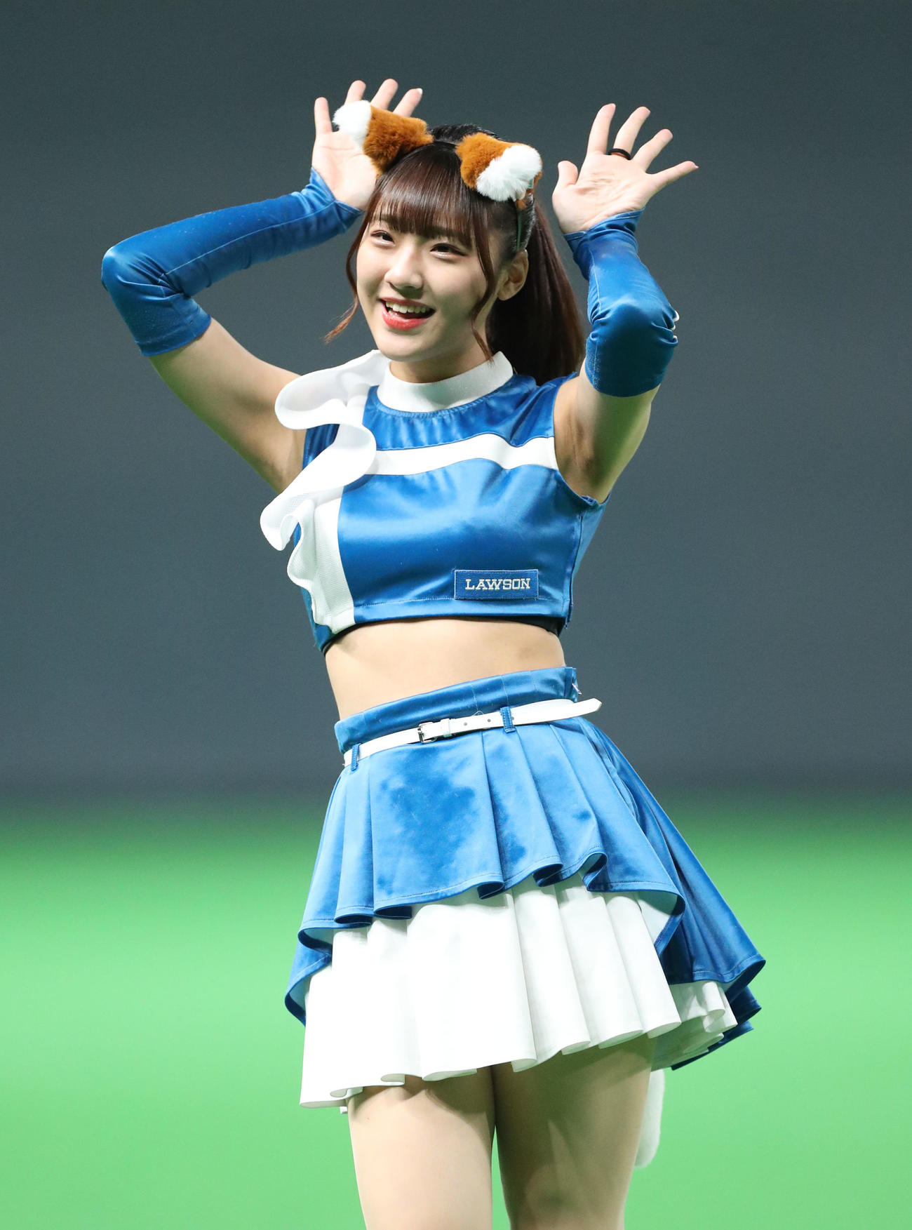 日本ハム対楽天　「きつねダンス」を踊るファイターズガールの工藤彩音さん（撮影・佐藤翔太）