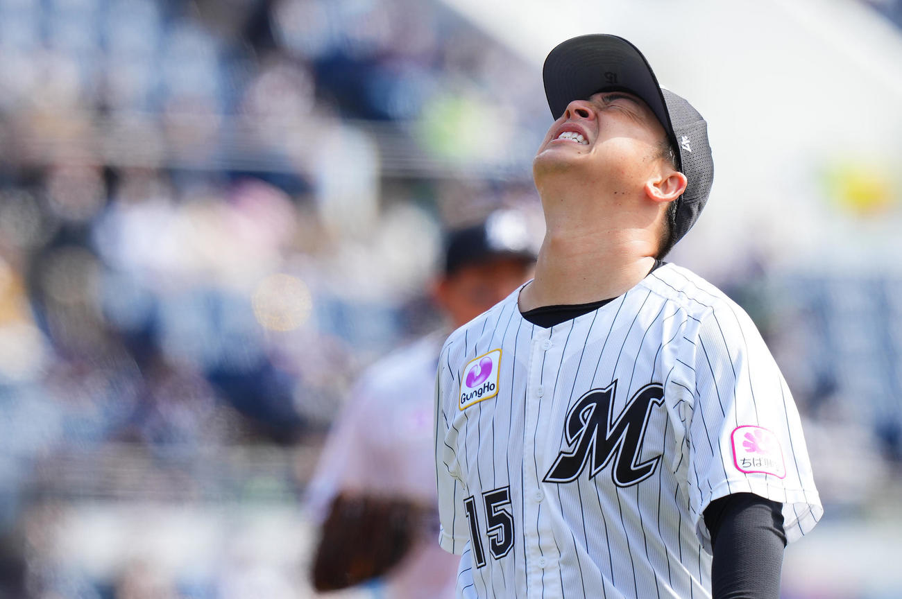 ロッテ対ヤクルト　2回表の登板を終え先制を許したロッテ先発の美馬は悔しげに天をあおぐ（撮影・垰建太）