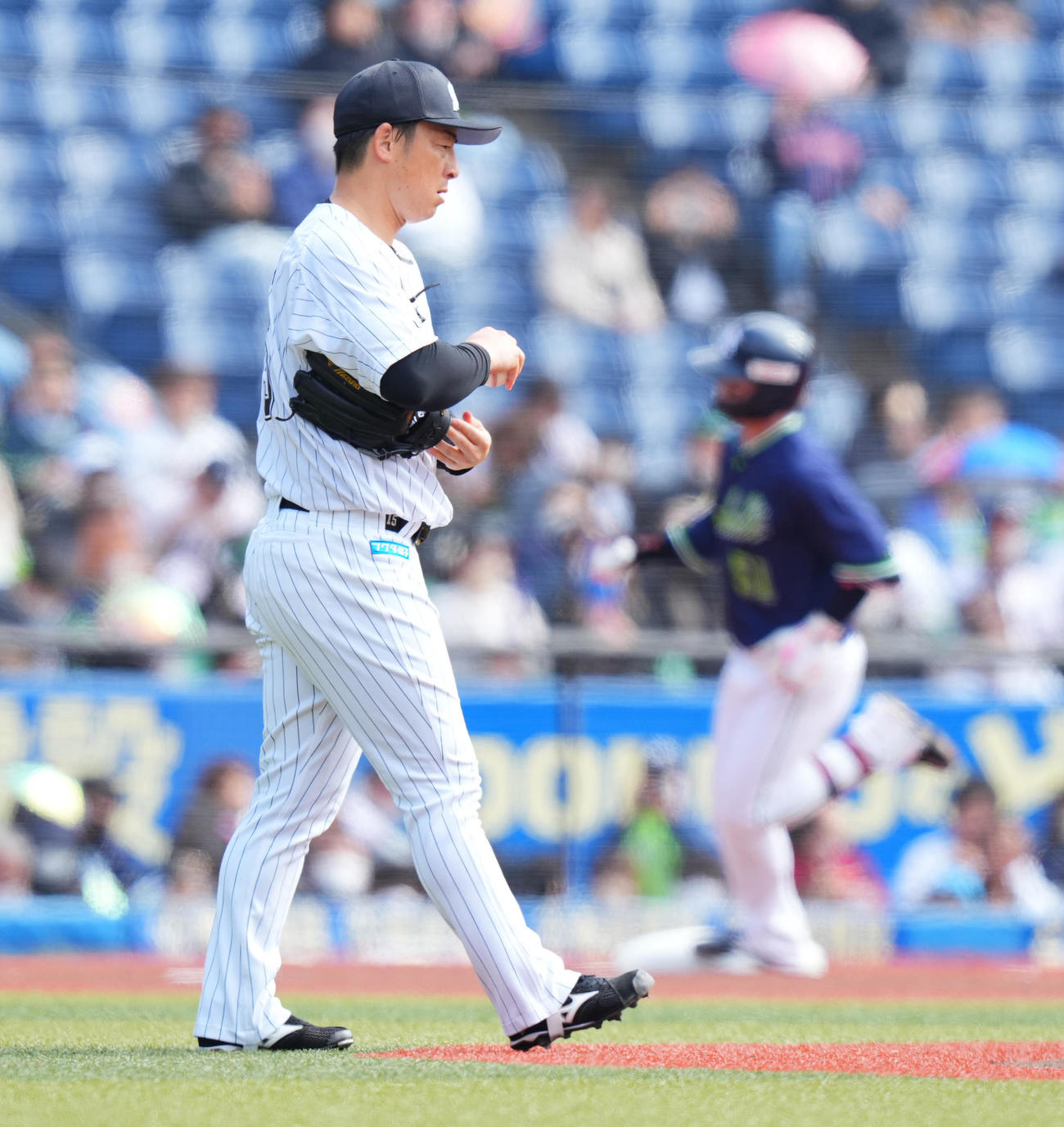 ロッテ対ヤクルト　2回表ヤクルト2死、浜田（右）に先制ソロ本塁打を浴びる美馬（撮影・垰建太）