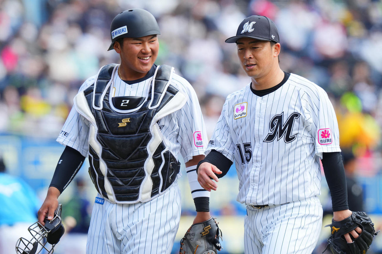 ロッテ対ヤクルト　1回表ヤクルトの攻撃を無失点に抑え笑顔を見せるロッテ先発の美馬（右）と松川（撮影・垰建太）