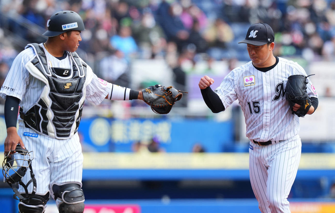 ロッテ対ヤクルト　1回表ヤクルトの攻撃を無失点に抑えタッチを交わすロッテ先発の美馬（右）と松川（撮影・垰建太）